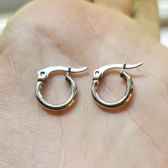 NWOT 10mm Silver Mini Hoop Earrings - Picture 5 of 9